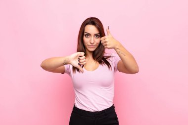 Genç, güzel bir kadın, kafası karışık, bilgisiz ve kararsız hissediyor. İyi ve kötünün ağırlığını farklı seçeneklere ya da pembe duvara karşı koyuyor.