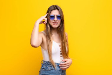 Genç, güzel bir kadın kafası karışık ve şaşkın hissediyor. Deli, deli ya da aklını kaçırmış olduğunu gösteriyor.