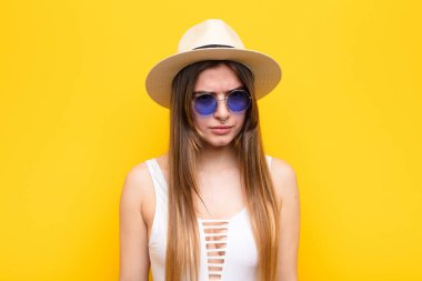 Genç, güzel bir kadın üzgün, üzgün ya da kızgın ve olumsuz bir tavır takınıyor, anlaşmazlık içinde kaşlarını çatıyor.