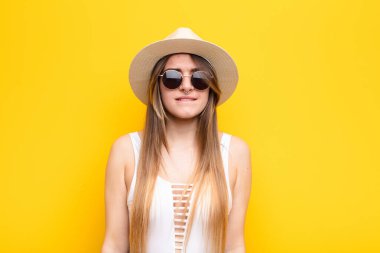 Genç, güzel bir kadın kendini cahil, kafası karışık ve hangi seçeneği seçeceği belirsiz hissederek sorunu çözmeye çalışıyor.