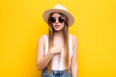 Kafası karışmış, kafası karışmış ve kendine güveni olmayan genç bir kadın kendini göstererek kim olduğunu soruyor, ben mi??