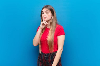 Genç ve güzel bir kadın sessizlik ve sessizlik istiyor. Parmağını ağzının önüne uzatıp 