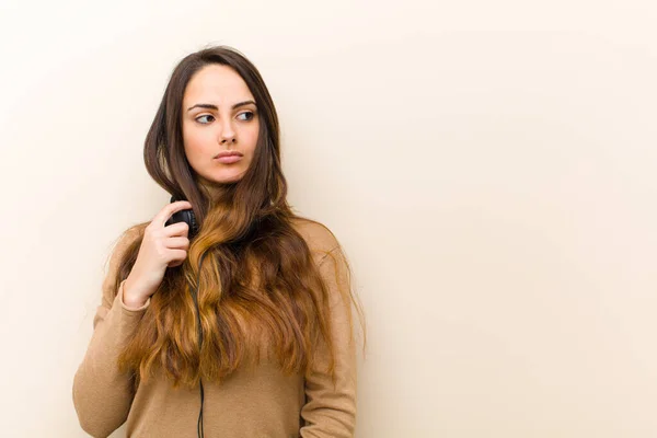 Jovem Mulher Bonita Com Fones Ouvido — Fotografia de Stock