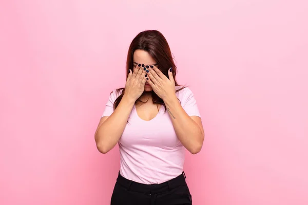 Jovem Bonita Mulher Sentindo Triste Frustrado Nervoso Deprimido Cobrindo Rosto — Fotografia de Stock