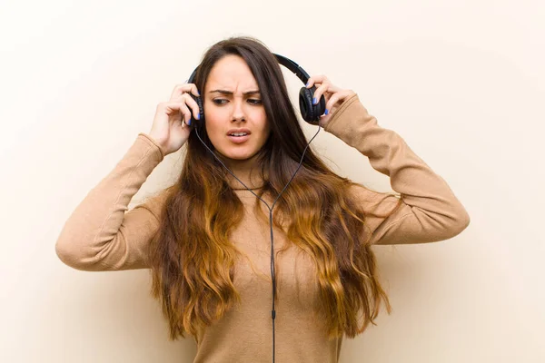 Young Pretty Woman Headphones — Stock Photo, Image