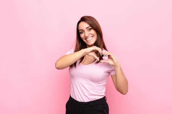 Jovem Mulher Bonita Sorrindo Sentindo Feliz Bonito Romântico Apaixonado Fazendo — Fotografia de Stock