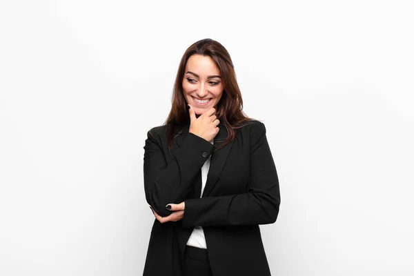 Joven Bonita Mujer Negocios Sonriendo Con Una Expresión Feliz Segura — Foto de Stock