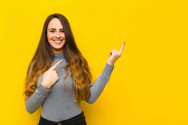 Jeune Jolie Femme Souriant Joyeusement Pointant Vers Côté Vers Haut — Photo