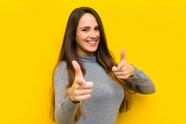 Joven Bonita Mujer Sintiéndose Feliz Fresco Satisfecho Relajado Exitoso Apuntando — Foto de Stock