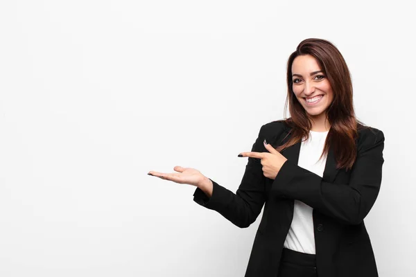 Joven Bonita Mujer Negocios Sonriendo Sintiéndose Feliz Despreocupada Satisfecha Apuntando — Foto de Stock