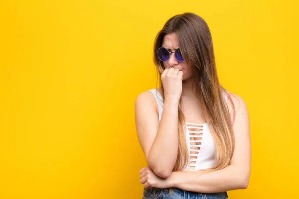 Young Pretty Woman Feeling Serious Thoughtful Concerned Staring Sideways Hand — Stock Photo, Image