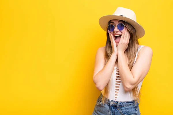 Joven Bonita Mujer Sintiéndose Feliz Emocionada Sorprendida Mirando Lado Con — Foto de Stock