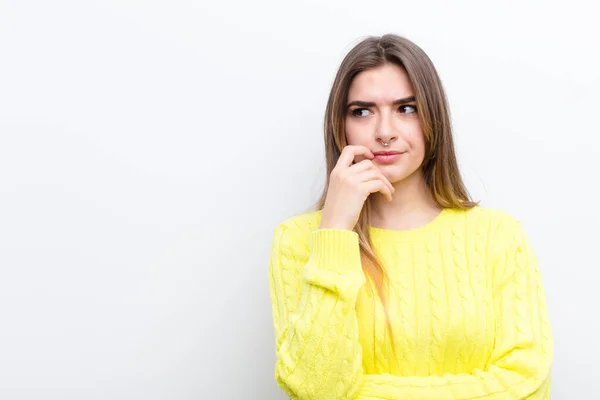 Ung Vacker Kvinna Med Överraskad Nervös Orolig Eller Rädd Blick — Stockfoto