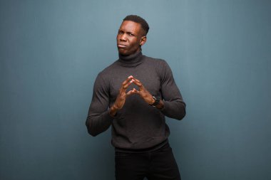 Genç Afro-Amerikan siyahi adam entrikalar ve komplolar kuruyor, sinsi hileler ve hileler düşünüyor, kurnazlık ve ihanet grunge duvarına karşı