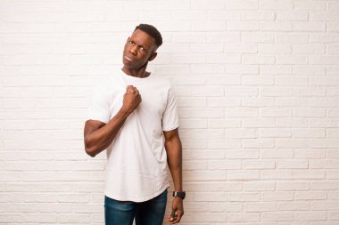 Genç Afro-Amerikan siyahi adam kibirli, başarılı, pozitif ve gururlu görünüyor.