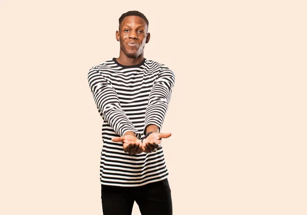 Молодий Афроамериканський Чорний Чоловік Щасливо Посміхається Дружнім Впевненим Позитивним Виглядом — стокове фото