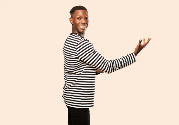 Молодий Афроамериканський Чорний Чоловік Гордістю Впевненістю Посміхається Відчуває Себе Щасливим — стокове фото