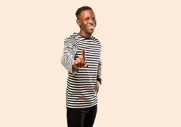 Молодий Афроамериканський Чорний Чоловік Який Гордо Посміхається Впевнено Робить Номер — стокове фото