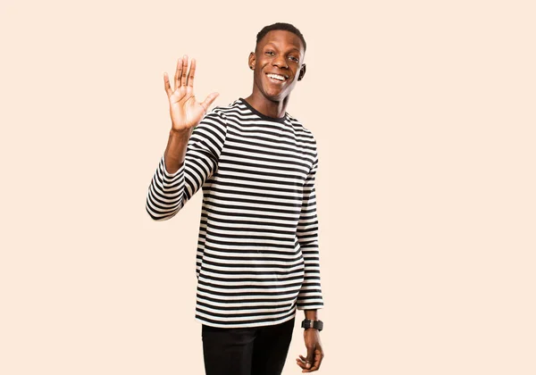 Jovem Negro Afro Americano Sorrindo Feliz Alegremente Acenando Mão Acolhendo — Fotografia de Stock