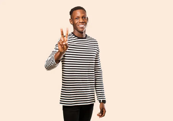 Jonge Afro Amerikaanse Zwarte Man Glimlachend Zoek Vriendelijk Tonen Nummer — Stockfoto