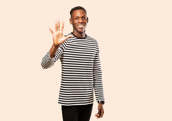 Jovem Negro Afro Americano Sorrindo Olhando Amigável Mostrando Número Quatro — Fotografia de Stock