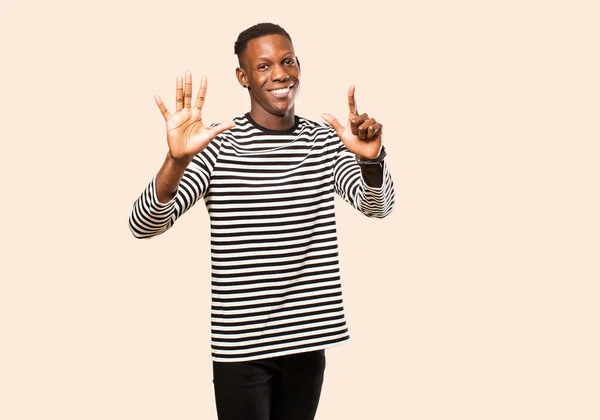 Jovem Negro Afro Americano Sorrindo Olhando Amigável Mostrando Número Seis — Fotografia de Stock