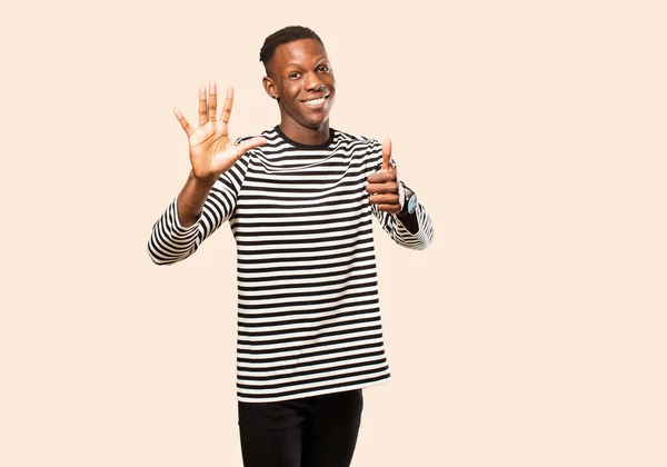Νεαρός Αφροαμερικάνος Μαύρος Άνδρας Χαμογελά Και Δείχνει Φιλικός Δείχνοντας Νούμερο — Φωτογραφία Αρχείου