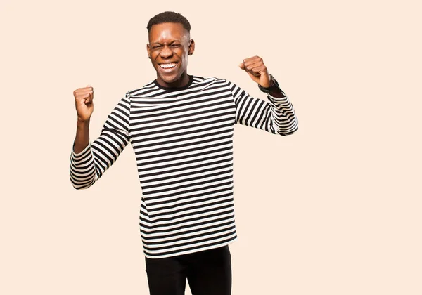 Молодий Афроамериканський Чорний Чоловік Виглядає Надзвичайно Щасливим Здивованим Святкуючи Успіх — стокове фото