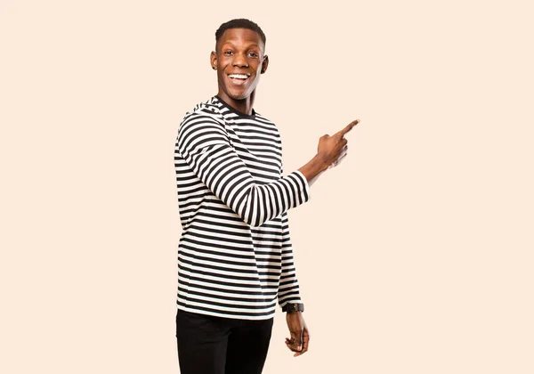 Молодий Афроамериканський Чорний Чоловік Виглядає Збудженим Здивованим Вказуючи Бік Вгору — стокове фото