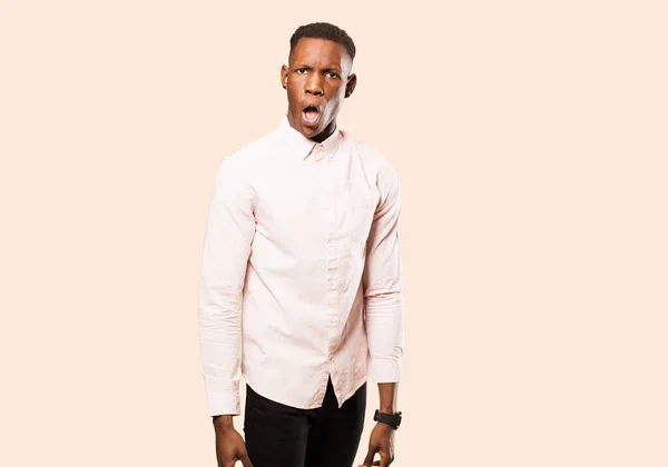 Junger Afrikanisch Amerikanischer Schwarzer Mann Schaut Schockiert Wütend Genervt Oder — Stockfoto