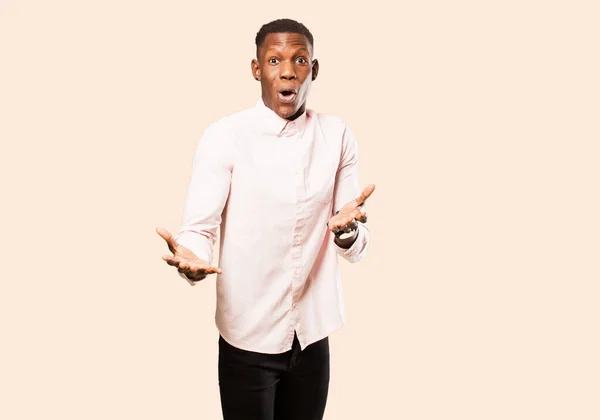 Молодий Афроамериканський Чорний Чоловік Відкритим Ротом Здивований Шокований Вражений Неймовірним — стокове фото