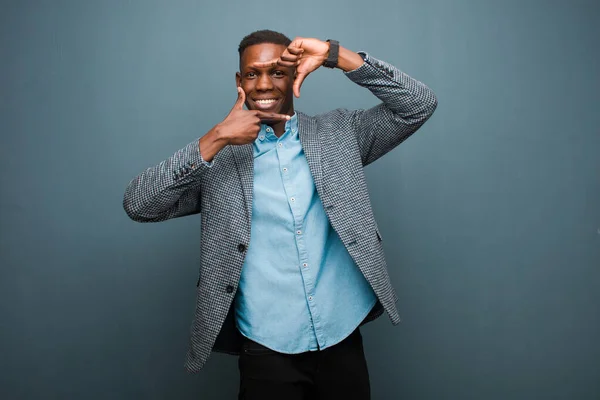 Junger Afrikanisch Amerikanischer Schwarzer Mann Fühlt Sich Glücklich Freundlich Und — Stockfoto