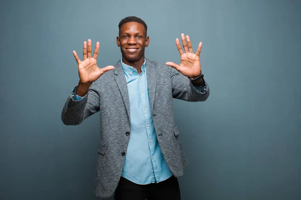 Молодий Афроамериканський Чорний Чоловік Посміхається Виглядає Доброзичливо Показуючи Номер Десять — стокове фото