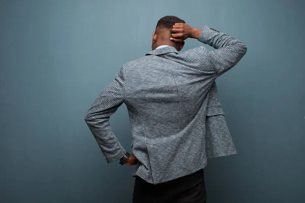 Hombre Negro Afroamericano Joven Pensando Dudando Rascándose Cabeza Sintiéndose Perplejo — Foto de Stock