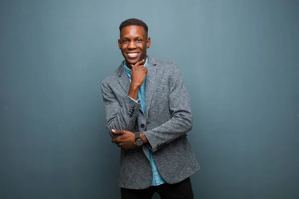 Молодий Афроамериканський Чорний Чоловік Посміхається Насолоджується Життям Відчуває Себе Щасливим — стокове фото