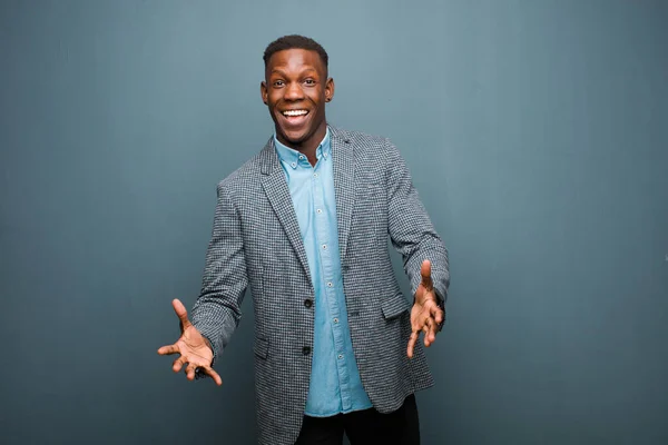 Junger Afrikanisch Amerikanischer Schwarzer Mann Der Sich Glücklich Erstaunt Glücklich — Stockfoto