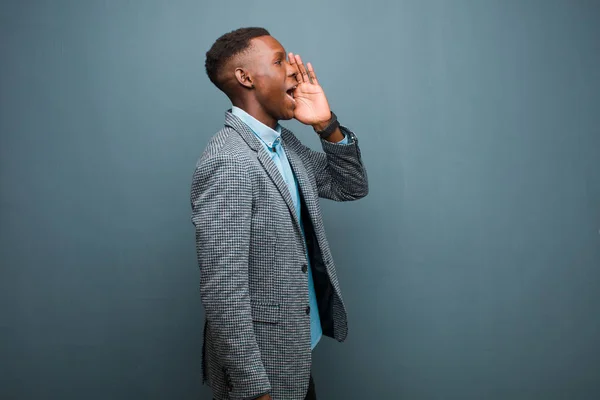 Jovem Afro Americano Preto Perfil Vista Olhando Feliz Animado Gritando — Fotografia de Stock