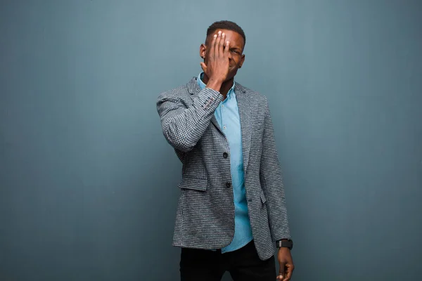 Молодий Афроамериканський Чорний Чоловік Виглядає Сонним Нудним Позіхаючим Головним Болем — стокове фото