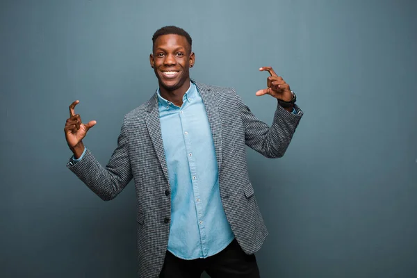 Junger Afrikanisch Amerikanischer Schwarzer Mann Der Sein Eigenes Lächeln Mit — Stockfoto