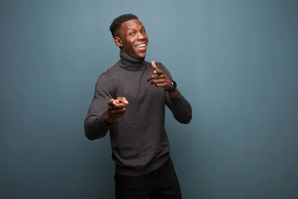 Junger Afrikanisch Amerikanischer Schwarzer Mann Lächelt Mit Positiver Erfolgreicher Glücklicher — Stockfoto
