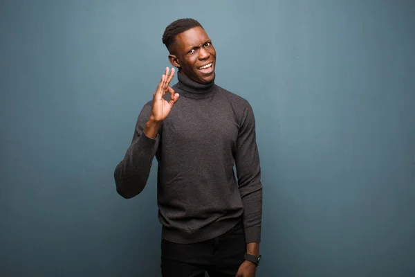 Junger Afrikanisch Amerikanischer Schwarzer Mann Fühlt Sich Erfolgreich Und Zufrieden — Stockfoto