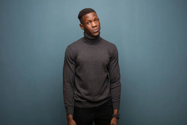 Junger Afrikanisch Amerikanischer Schwarzer Mann Fragt Sich Denkt Fröhliche Gedanken — Stockfoto