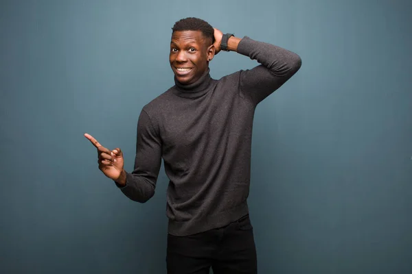 Молодий Афроамериканський Чорний Чоловік Сміється Виглядає Щасливим Позитивним Здивованим Розуміючи — стокове фото