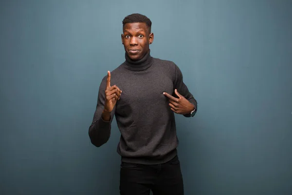 Молодий Афроамериканський Чорний Чоловік Відчуває Себе Гордим Здивованим Вказуючи Себе — стокове фото
