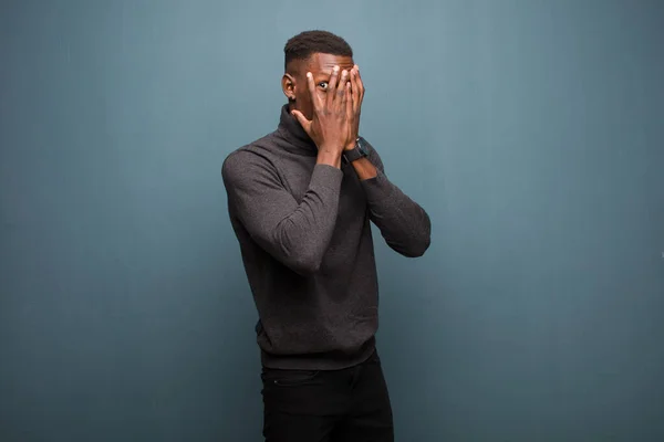 Hombre Negro Afroamericano Joven Sintiéndose Asustado Avergonzado Espiando Espiando Con — Foto de Stock