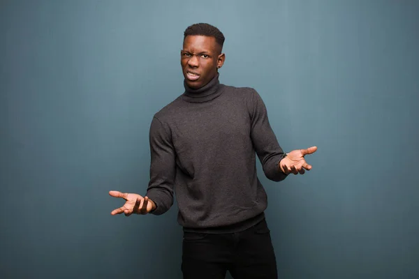 Junger Afrikanisch Amerikanischer Schwarzer Mann Der Sich Ratlos Und Verwirrt — Stockfoto