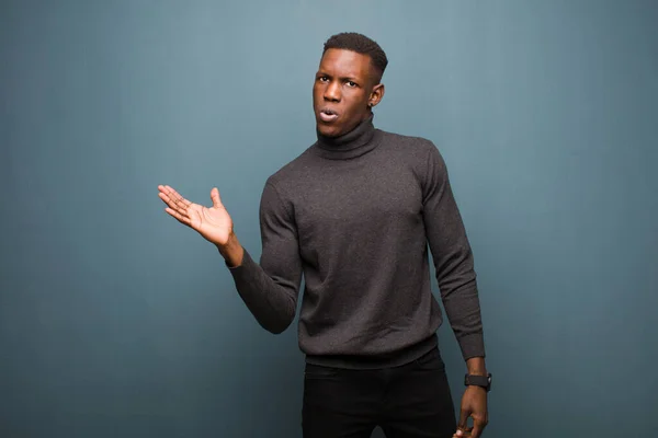 Junger Afrikanisch Amerikanischer Schwarzer Mann Sieht Überrascht Und Schockiert Aus — Stockfoto
