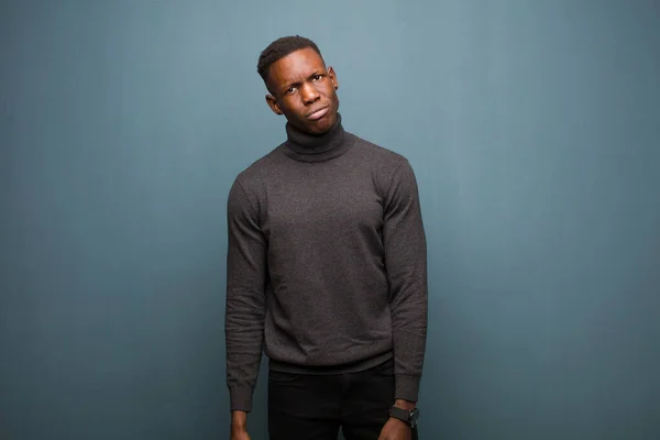 Νεαρός Αφροαμερικάνος Μαύρος Άνδρας Που Αισθάνεται Μπερδεμένος Και Αμφίβολος Αναρωτιέται — Φωτογραφία Αρχείου