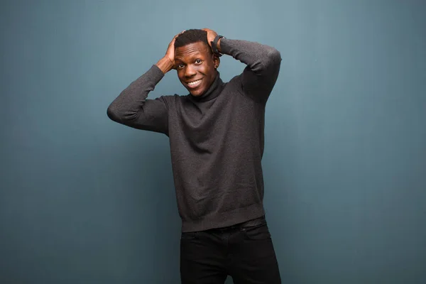 Молодий Афроамериканський Чорний Чоловік Піднімає Руки Голови Відкритим Ротом Відчуває — стокове фото