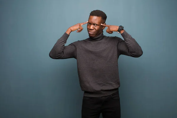 Junger Afrikanisch Amerikanischer Schwarzer Mann Mit Ernstem Und Konzentriertem Blick — Stockfoto